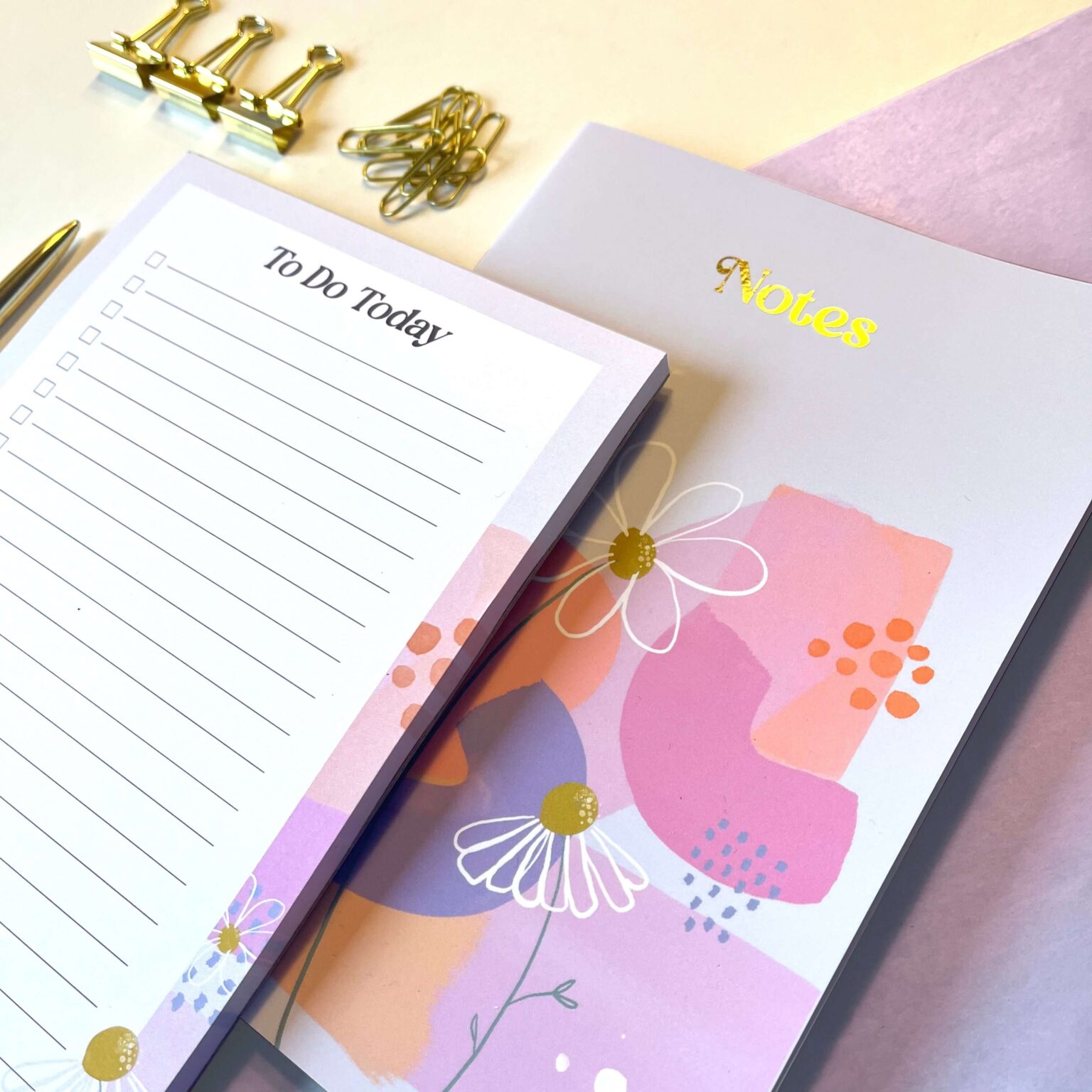 Daisy note pad with tear off sheets for daily lists